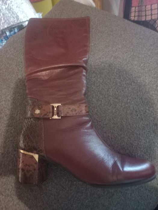 Продам кожаные демисизонные сапоги.