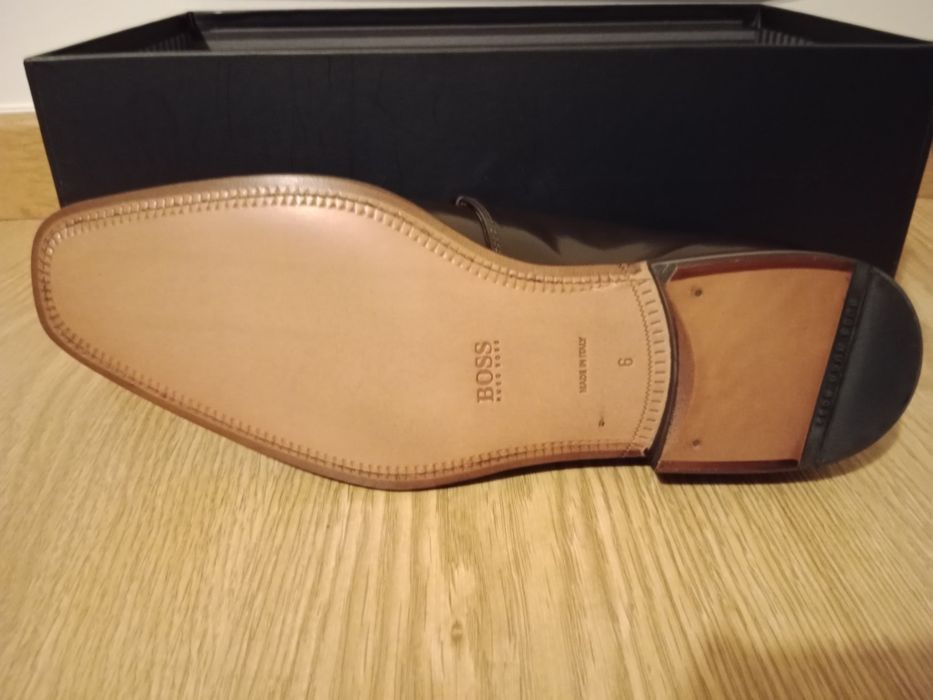 Sapatos Boss novos