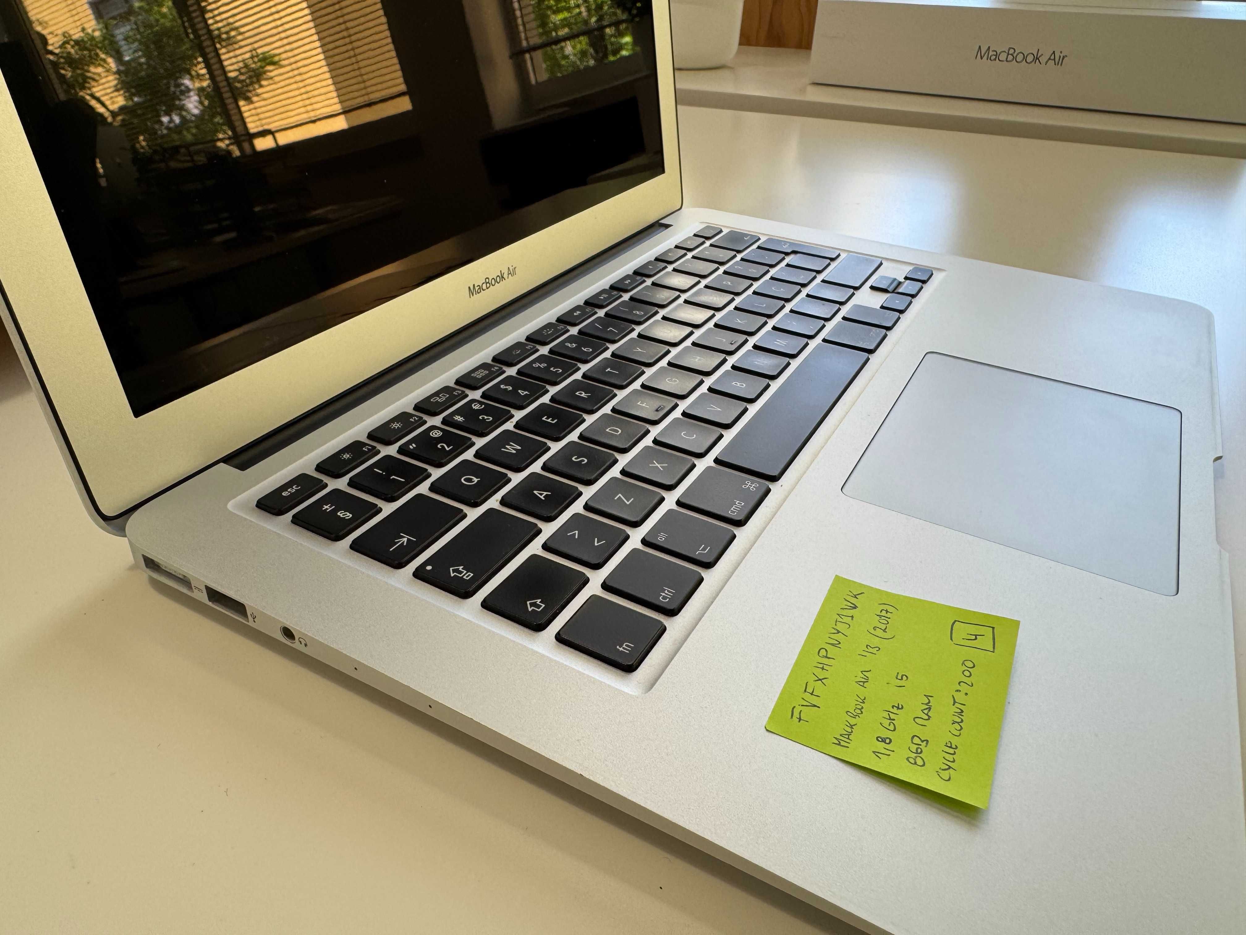 MacBook Air 13” (2017) — 1,8 GHz i5 | 8GB RAM | 128GB
