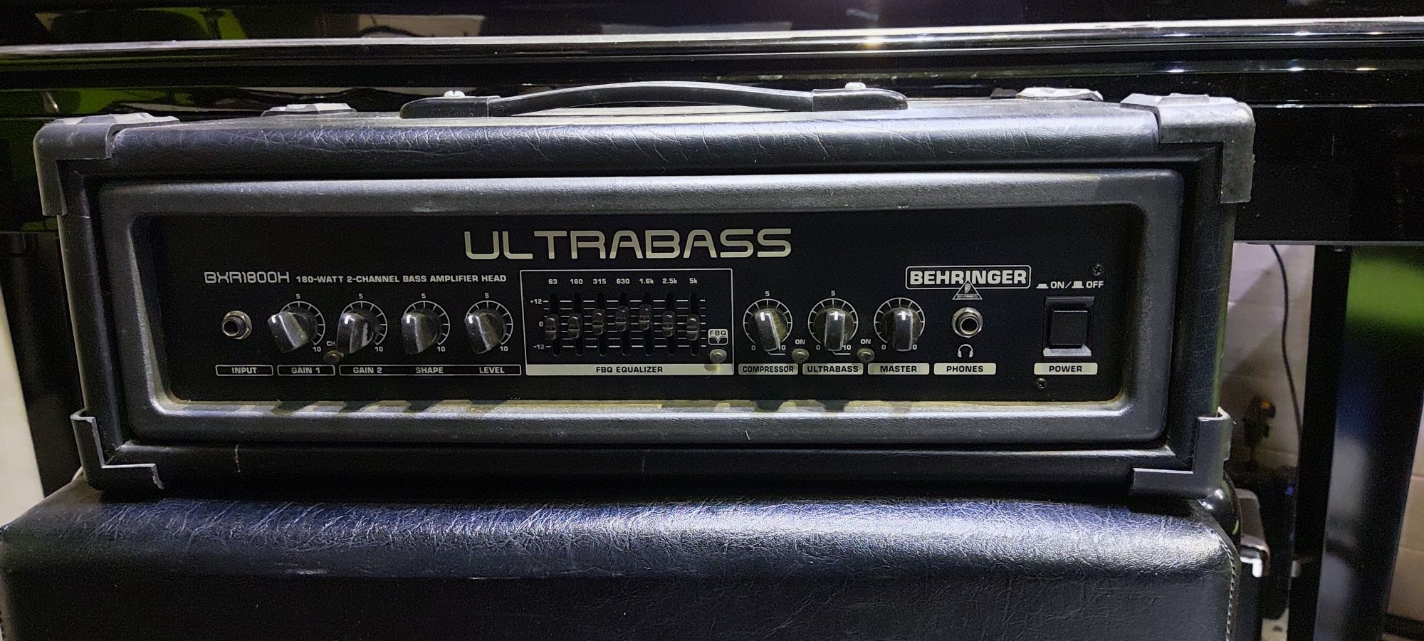 Cabeça de amplificador de baixo Behringer Ultrabass 180w