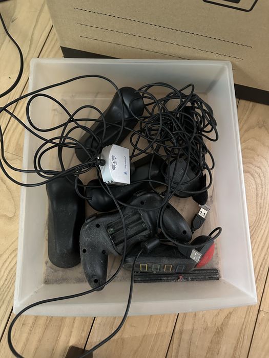 Playstation 2 com cabos e comandos