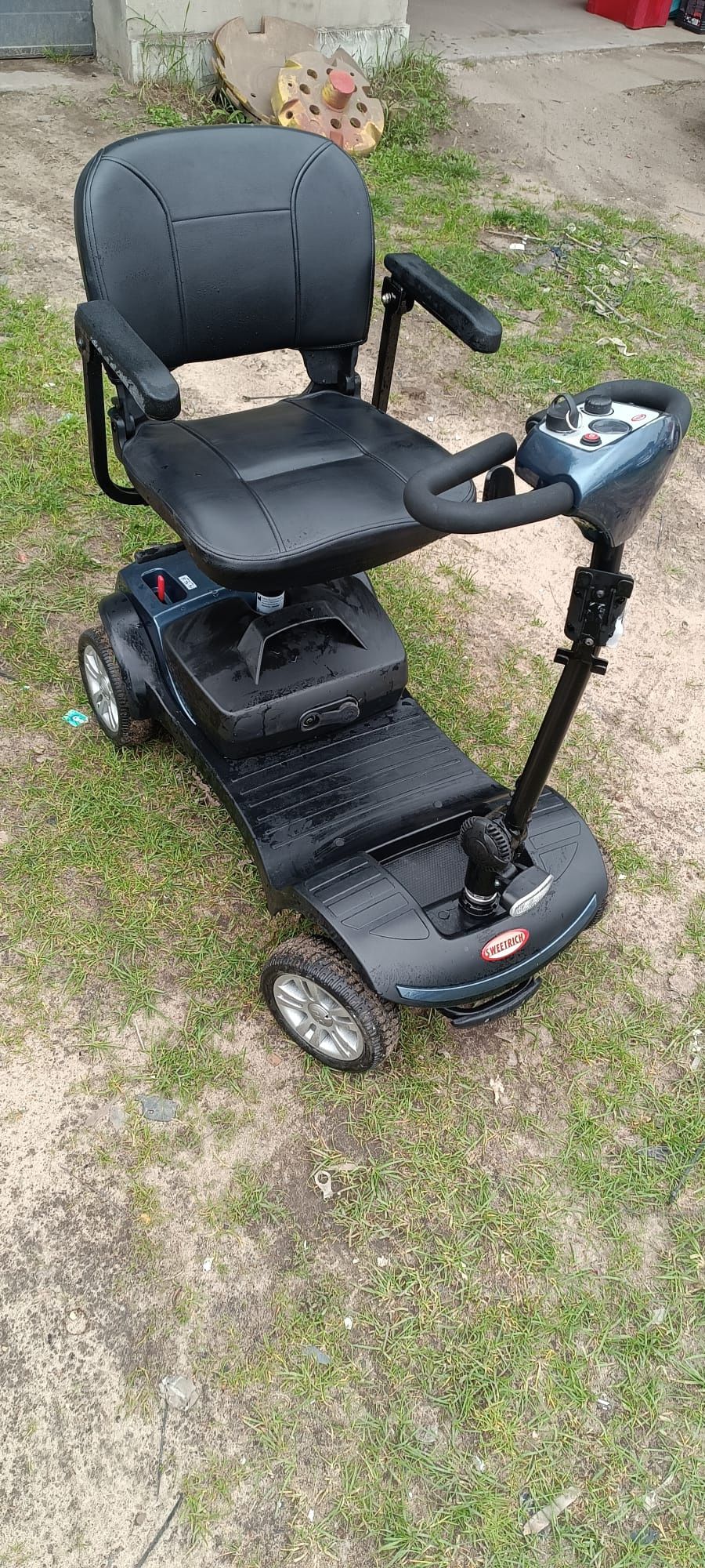 Wózek inwalidzki elektryczny.