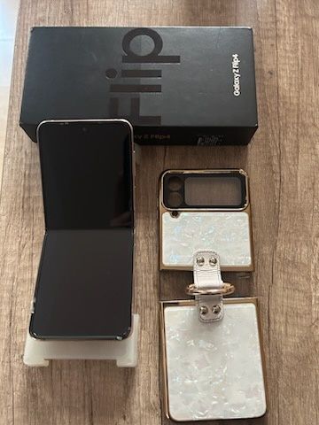 Samsung Z Flip 4 8/512G nowy
ózowe złoto sprzedam