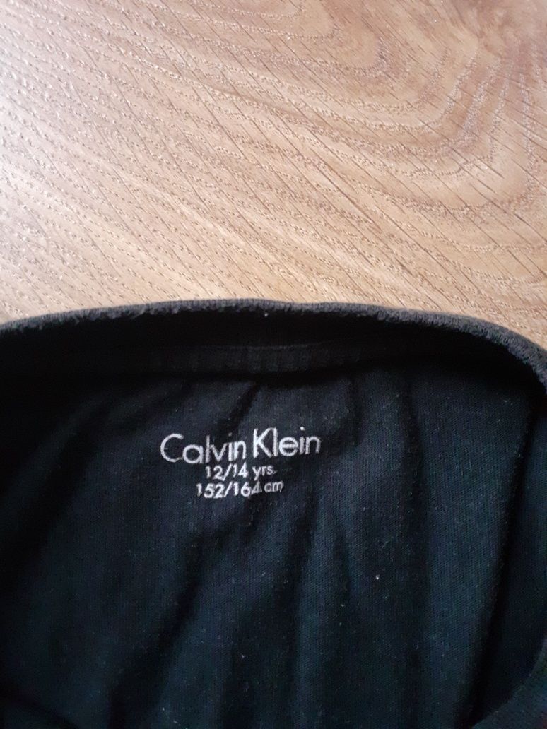 T shirt. Podkoszulka marki Calvin Klein w dobrym stanie.Rozm152-164