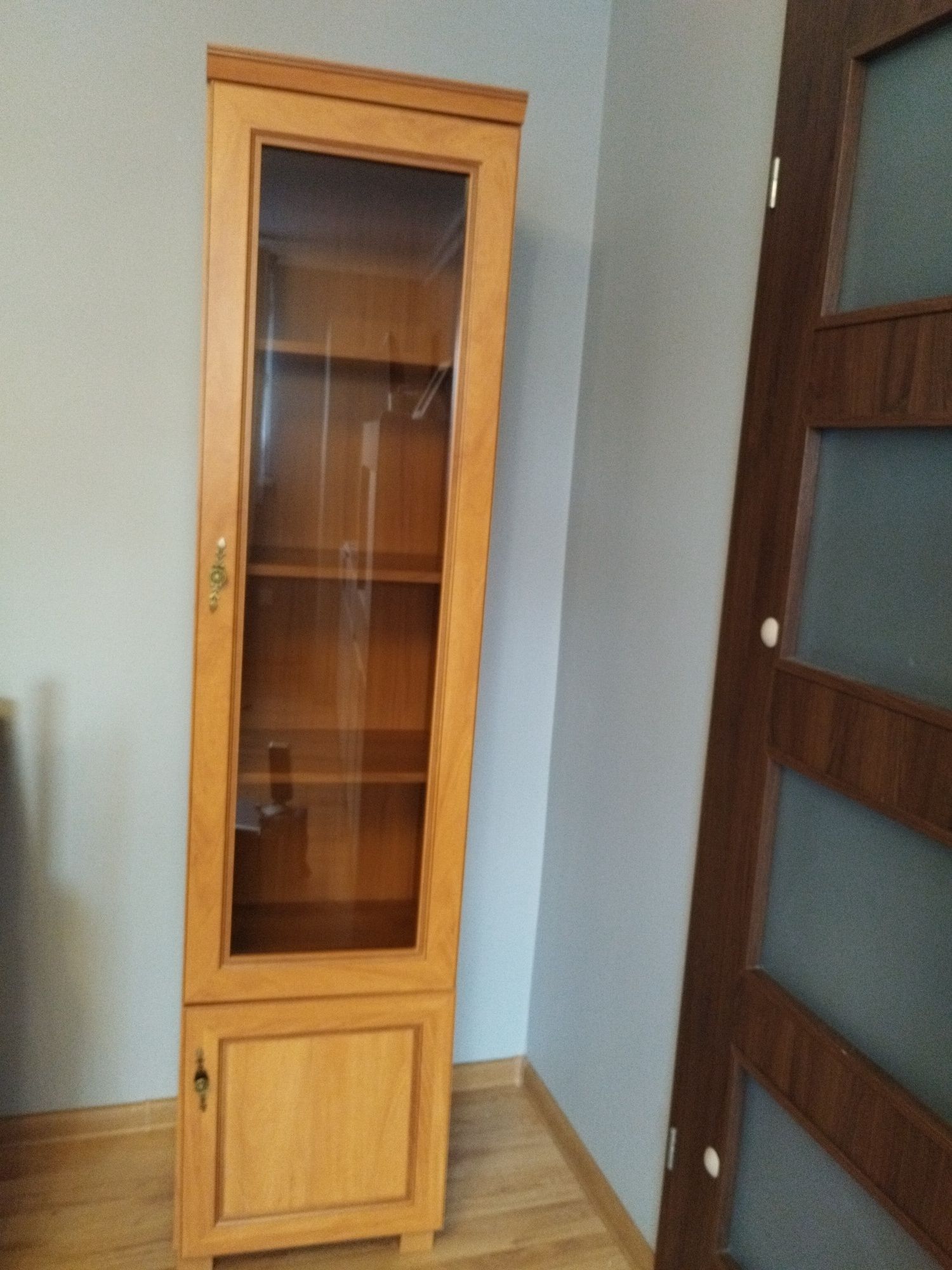 Słupek z drzwiami szklanymi