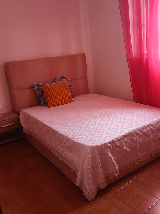 Arrendo um quarto de casal individual.