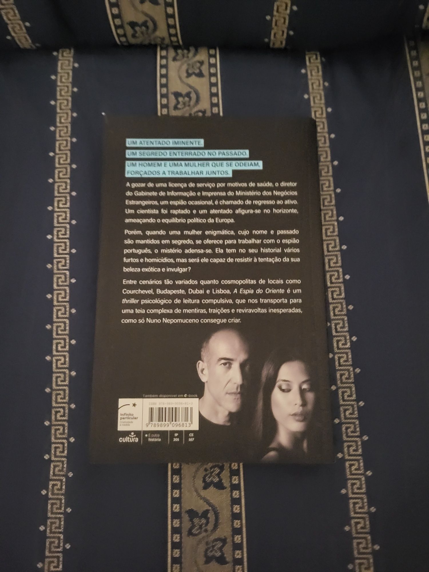 Livro "A Espia A Espia do Oriente livro 2- edição de colecionador" 
Tr