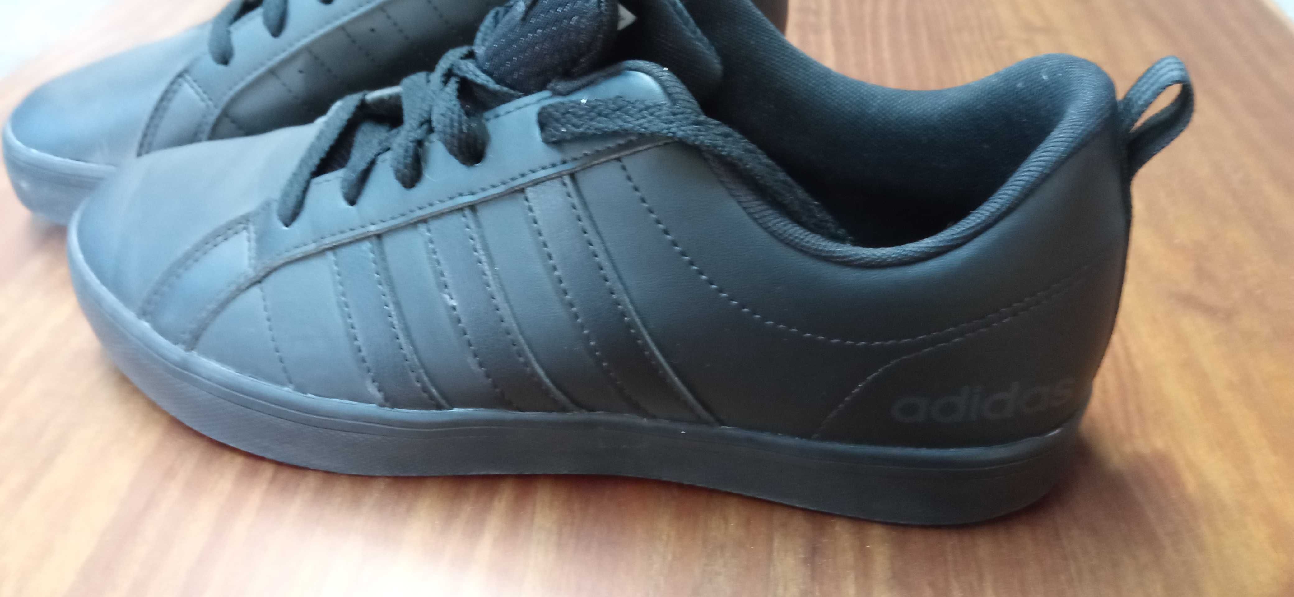 Tenis Adidas de cor preta para homem