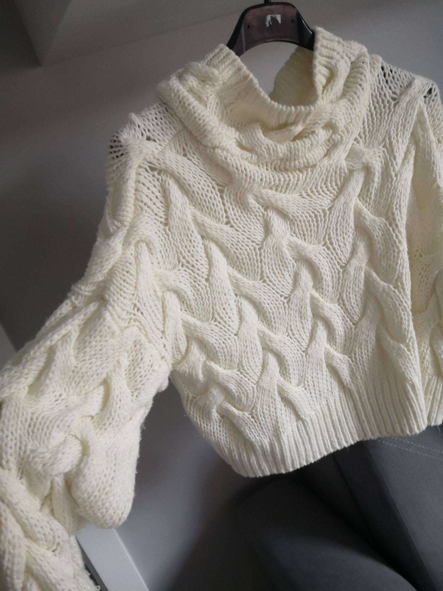 Sweterek cropped ecru