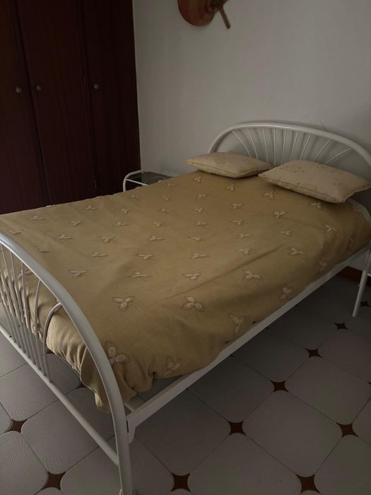 1 Cama de casal +  2 mesas cabeceira em ferro lacado a branco