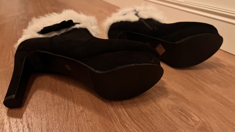 Sapatos Pretos com decoraçao de pelucia