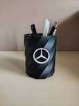Elegancki, czarny organizer z logo Mercedes-Benz.