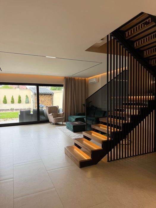 Продаж котеджу з дизайнерським ремонтом та меблями