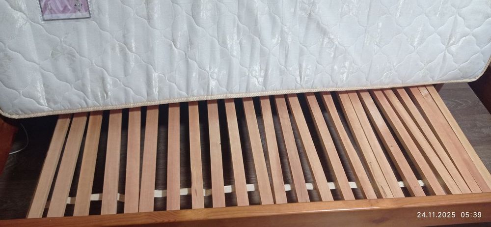 Продам кровать с матрасом