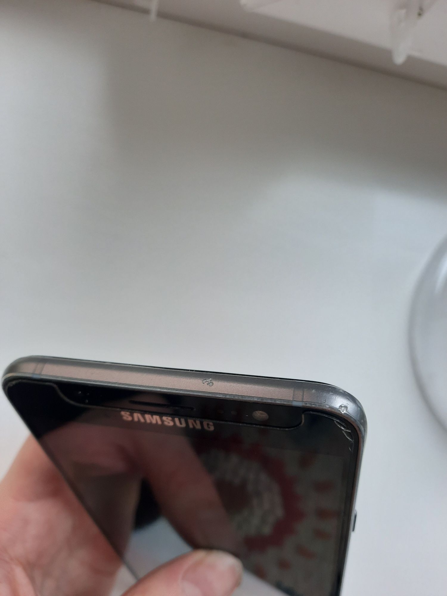Телефон Samsung Galaxy J7 (2016)