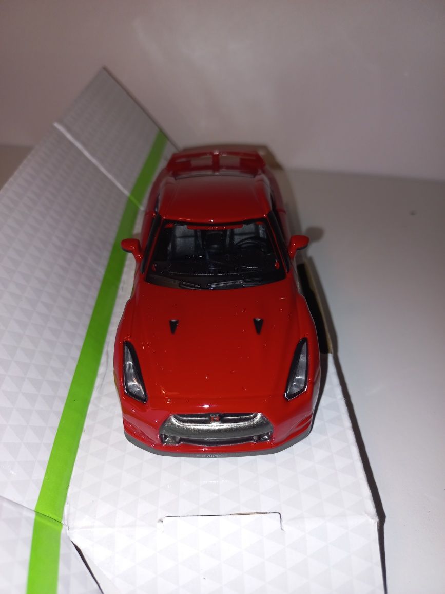 Bburago 2009 Nissan GT-R (R35),skala 1:32