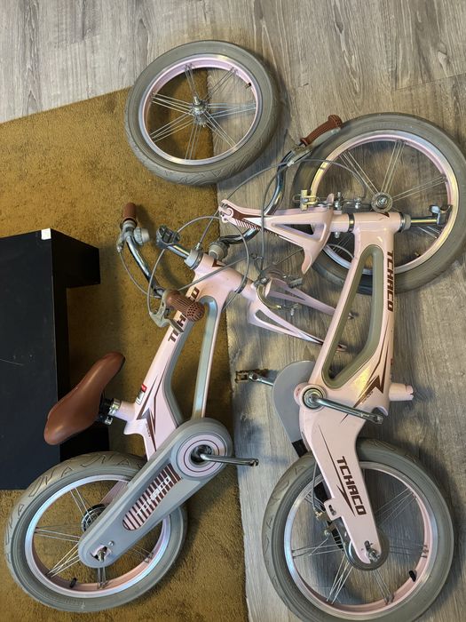 Duas bicicletas para crianças uma delas esta sem o banco e os pedais