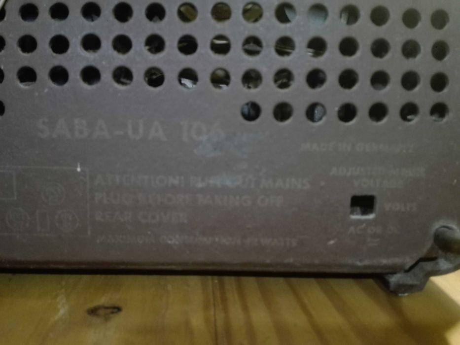 Rádio antigo  SABA-UA 106