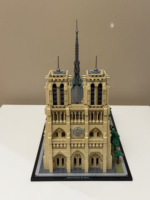 Лего Нотр-Дам-де-Парі 21061 (4383 деталі) Lego Notre-Dame de Paris