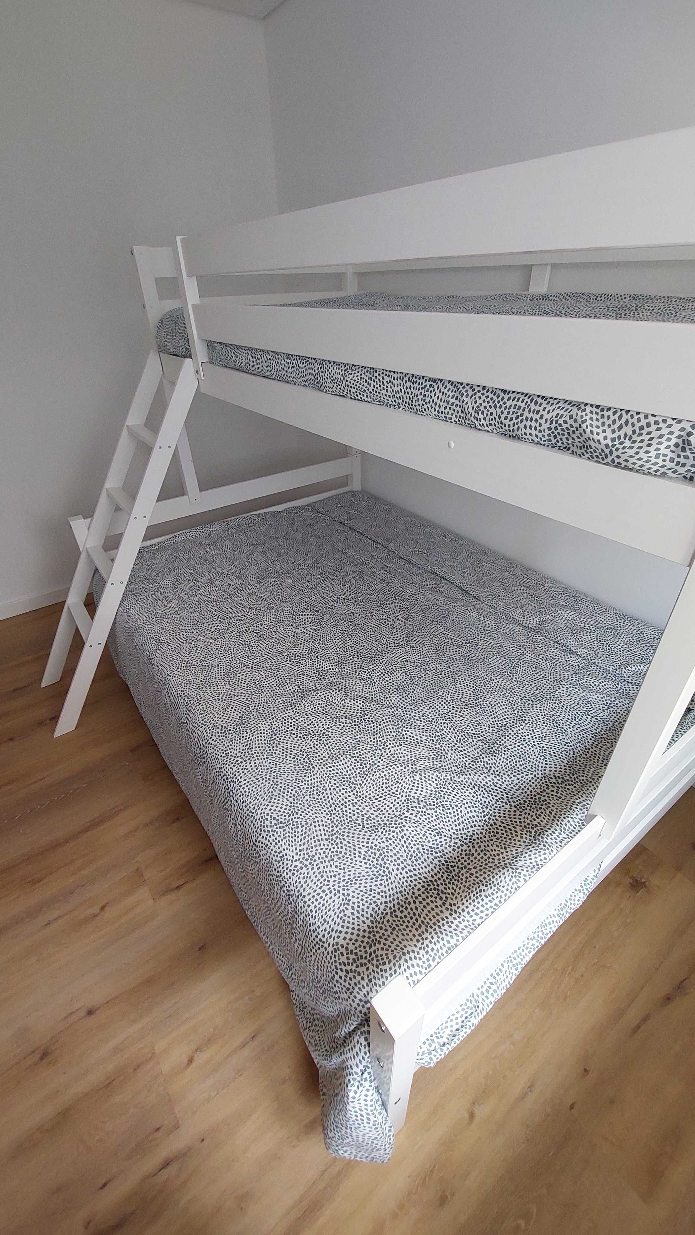 Beliche, com cama de solteiro e de casal (colchões incluídos)