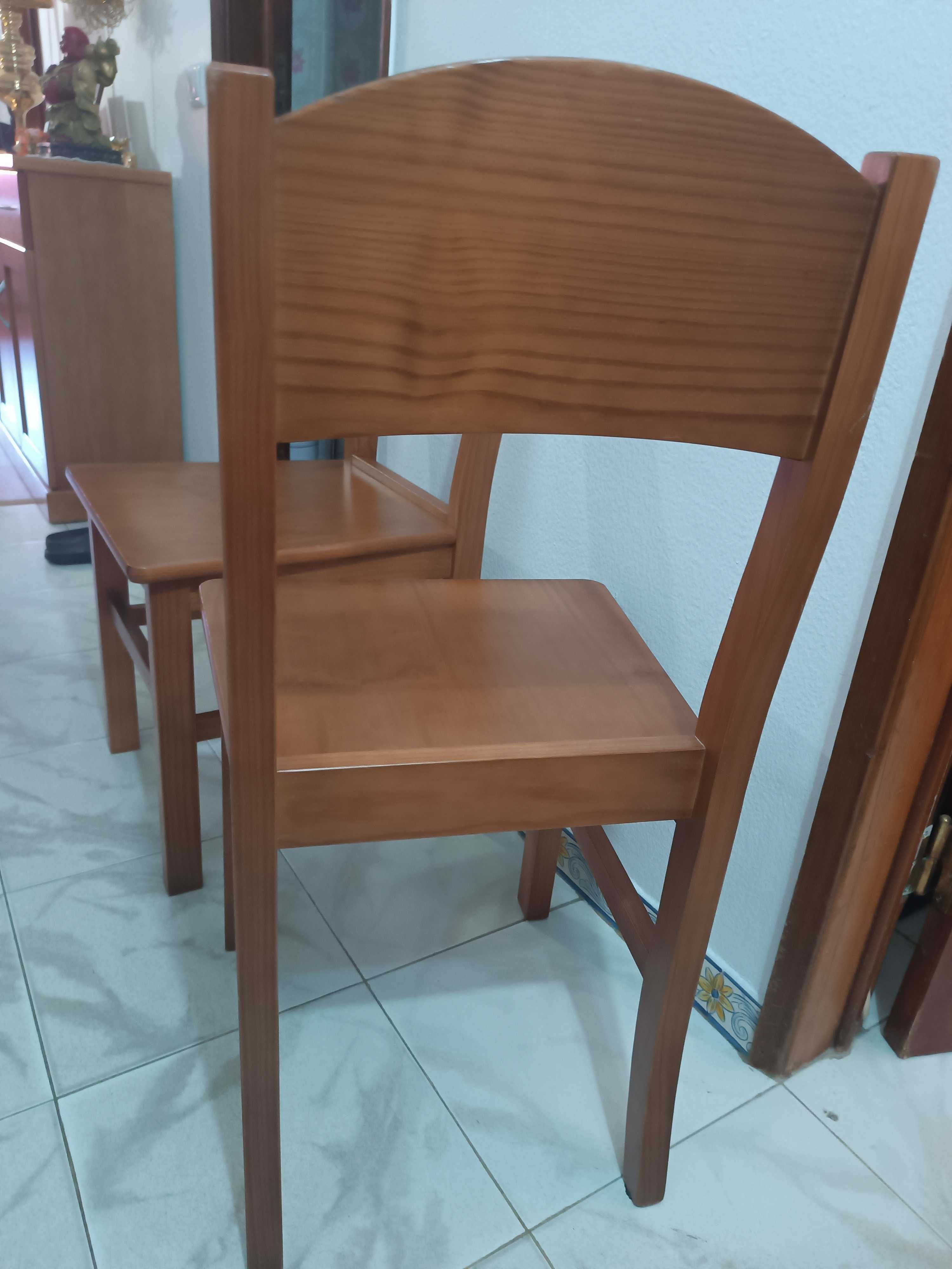 Mesa Redonda Extensível em Pinho Mel com Conjunto de 8 Cadeiras