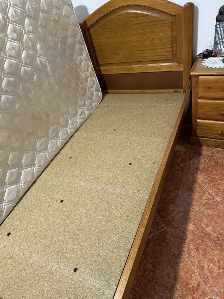Cama de solteiro com colchao e mesinha de cabeceira