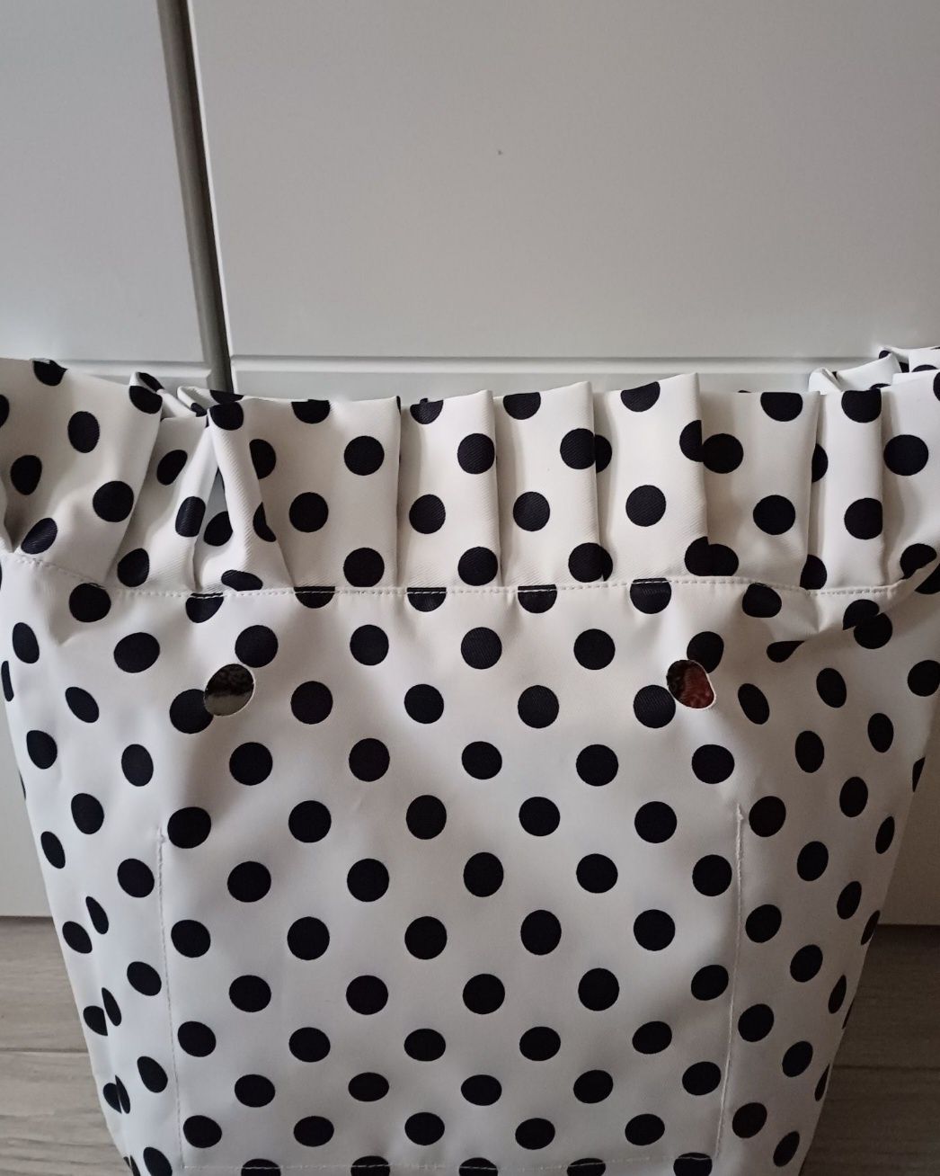 O Bag Standard, biały w czarne kropki z falbanką organizer do torebki