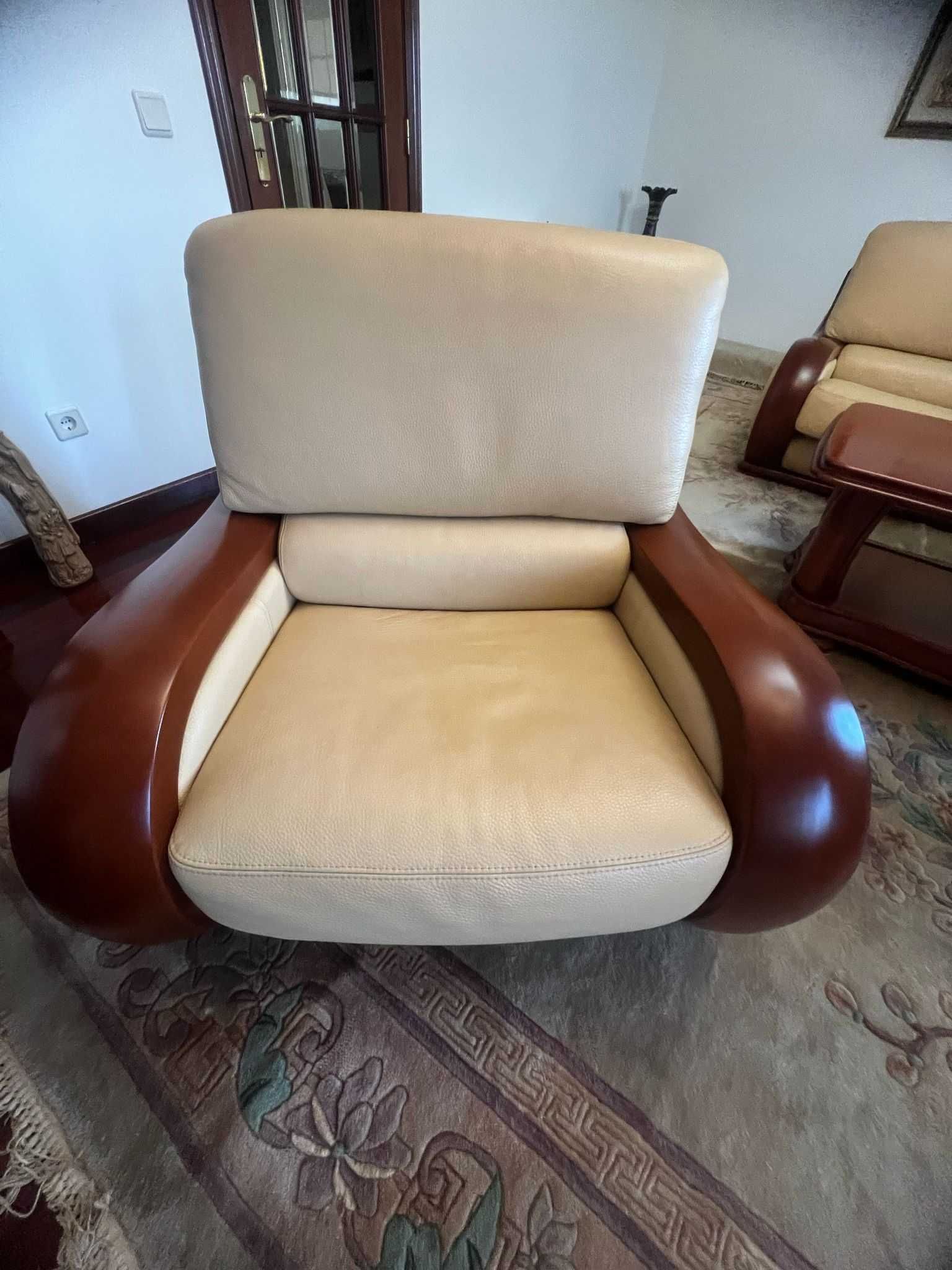 Sofa e poltronas 100% pele natural e madeira