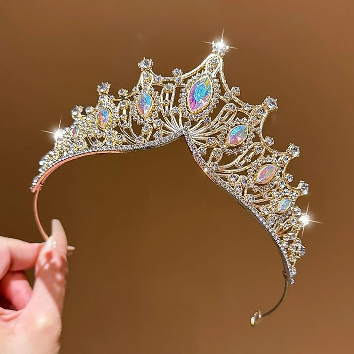 Діадема чарівна в золотому кольорі з кольоровими каменями