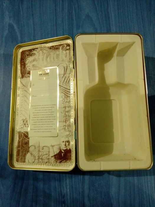 Latas de whisky antigas em bom estado