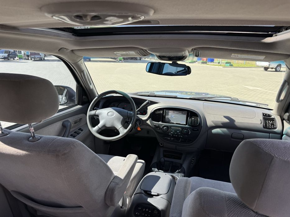 TOYOTA SEQUOIA  у відміному стані як зовні так і технічно.