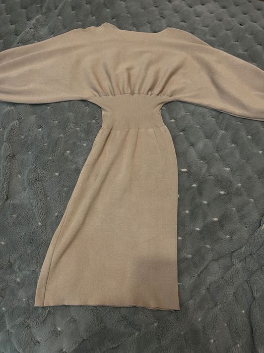 Плаття Вʼязане в рубчик. Виділяє талію