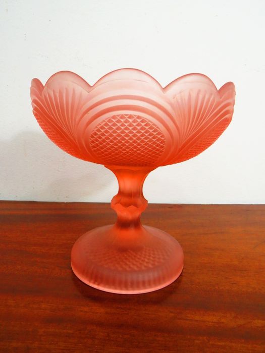 Taça ou fruteira de vidro opalino.