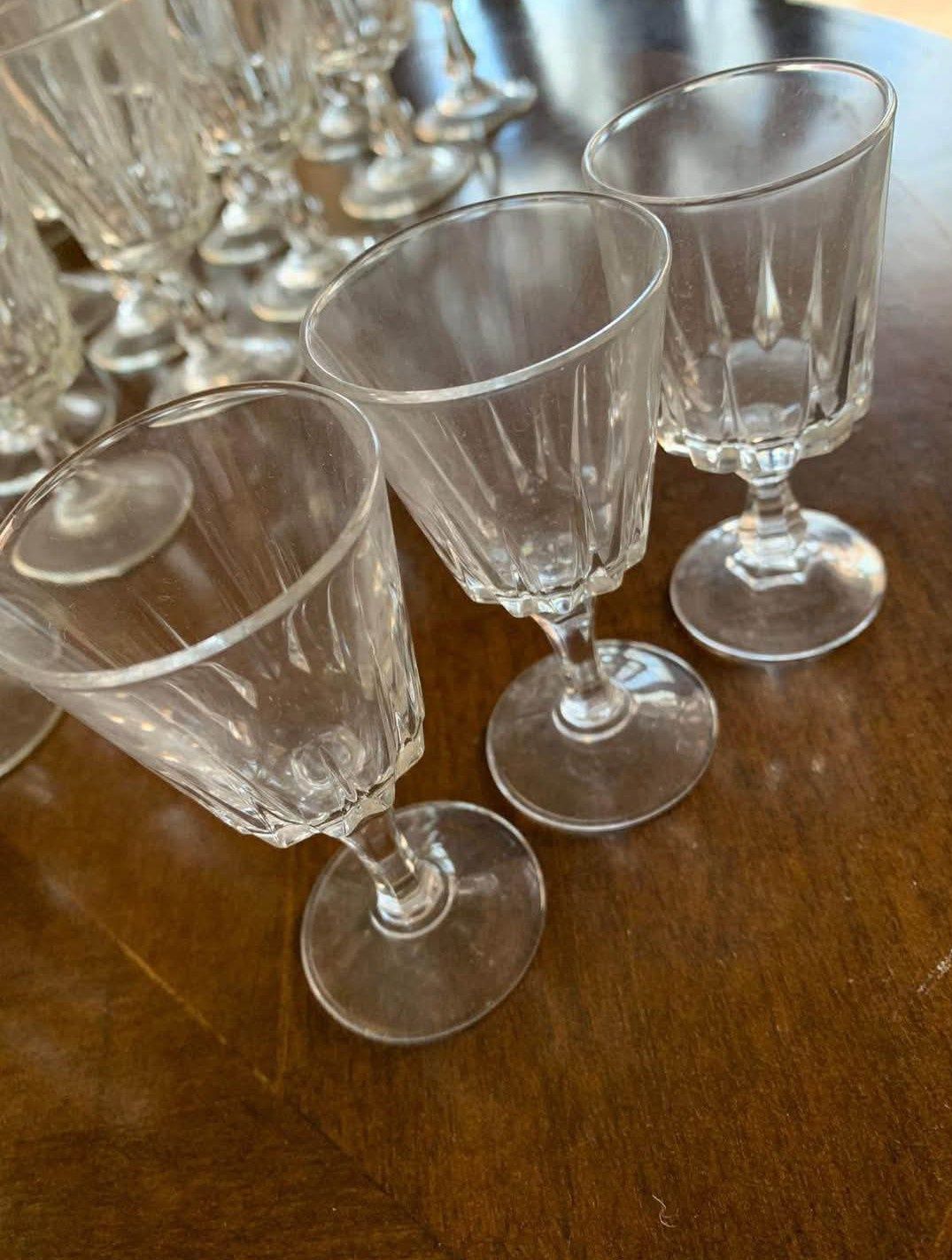 Conjunto de 30 copos variados             
(Espumante, vinho e água)