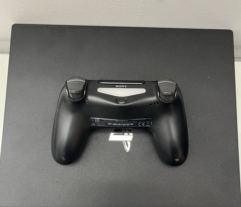 PlayStation 4 PRO + Comando