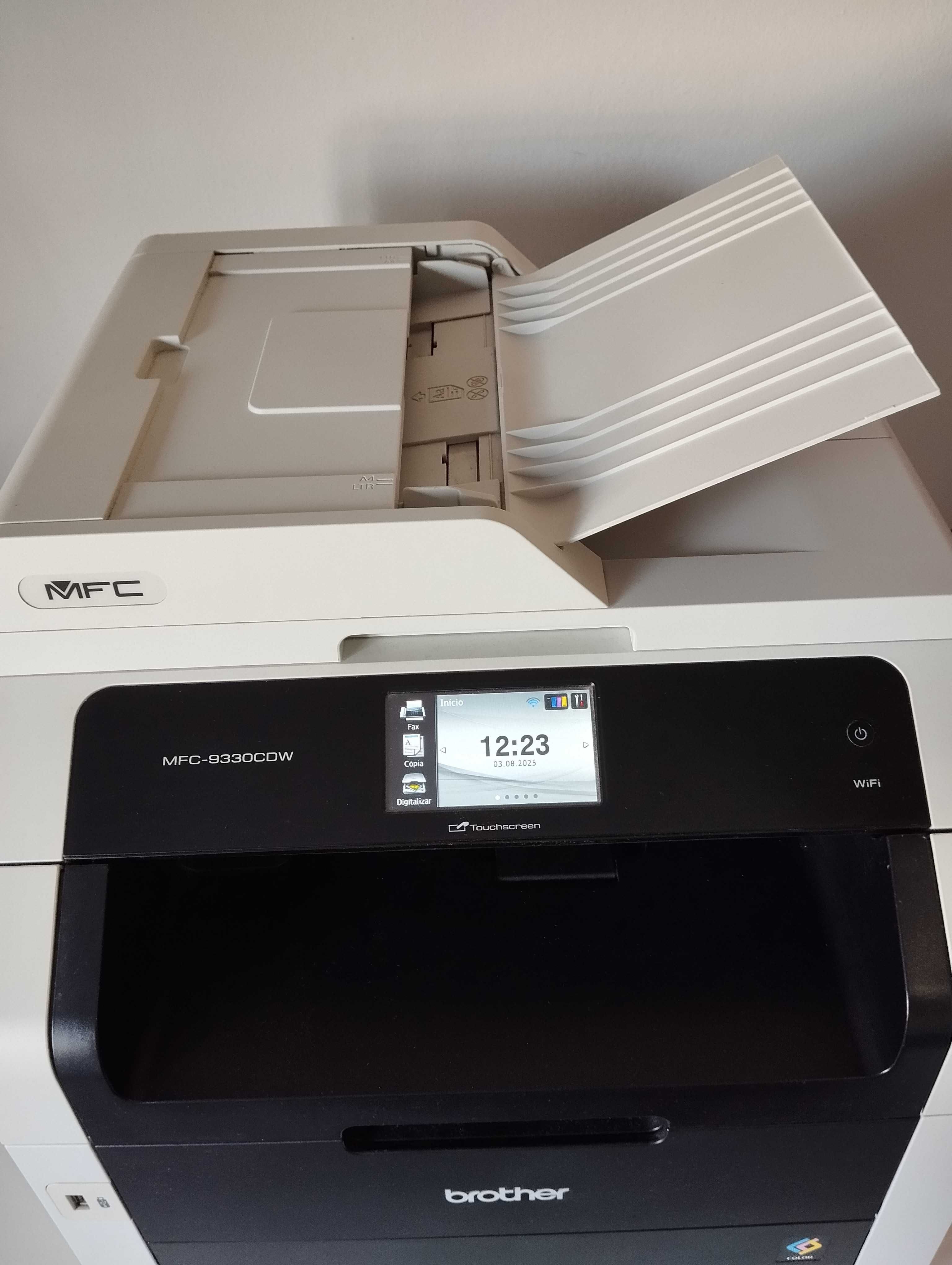 Impressora multifunções Brother MFC-9330CDW.