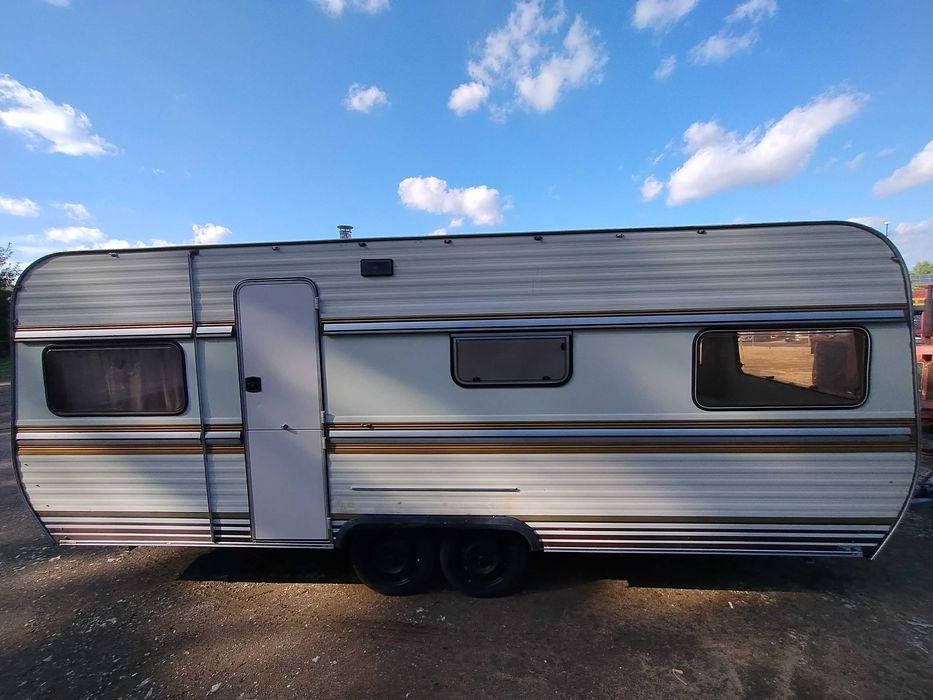 Przyczepa kempingowa hobby 6 m  stacjonarna