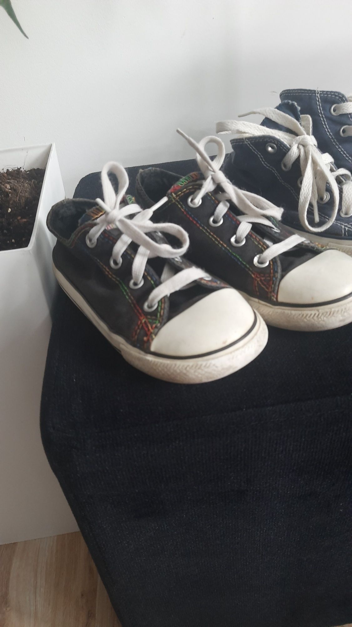 Dwie pary converse