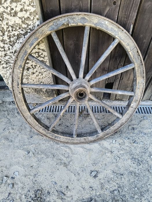 Stare koło drewniane od wozu.