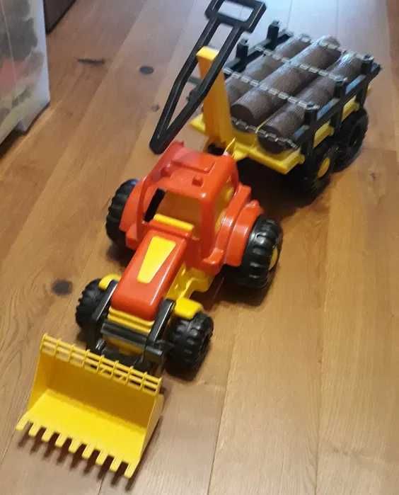 Traktor z przyczepą drewna