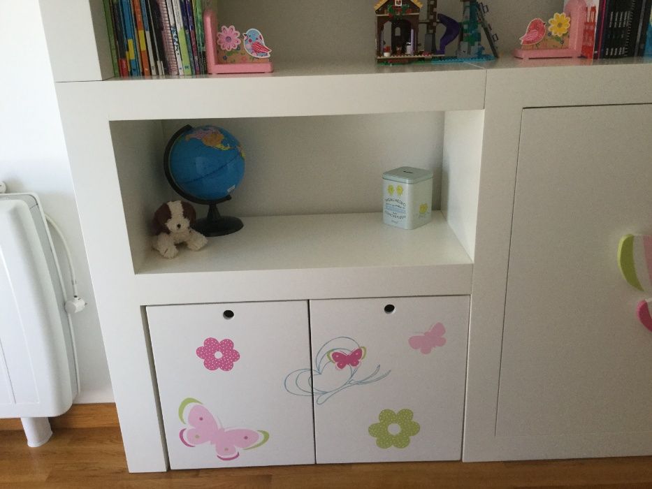 Móvel estante e de arrumação para quarto de menina
