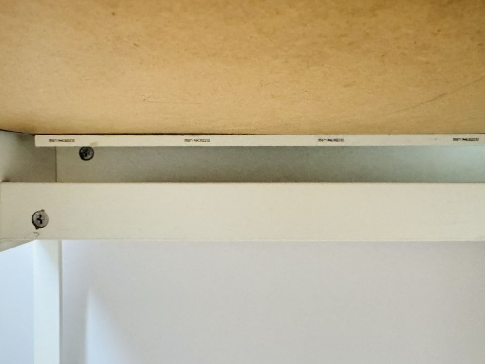 Biale biurko z nadstawką, z tablicą magnetyczną i do pisania, Ikea,