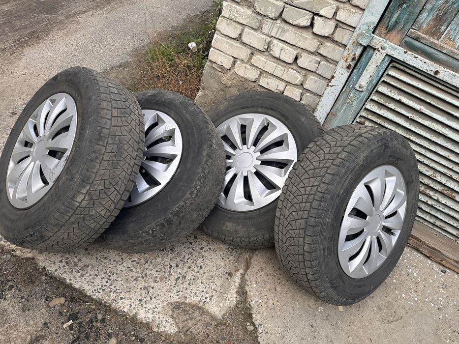 Шини на металевих дисках, зимові. Bridgestone, 215/70 R16