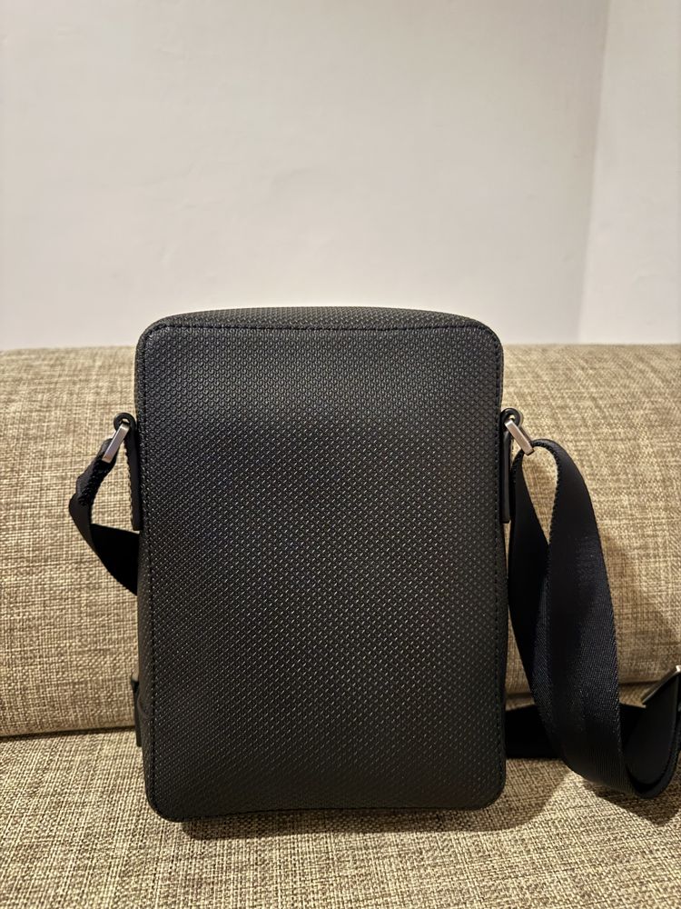 Torba na ramię męska Lacoste.