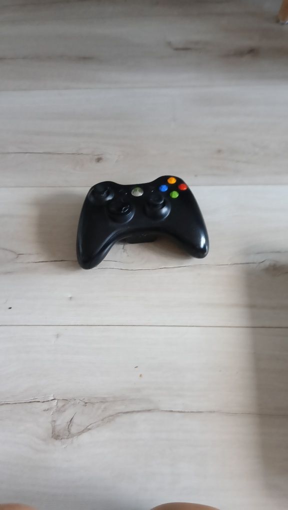 xbox 360 z padem oraz grą