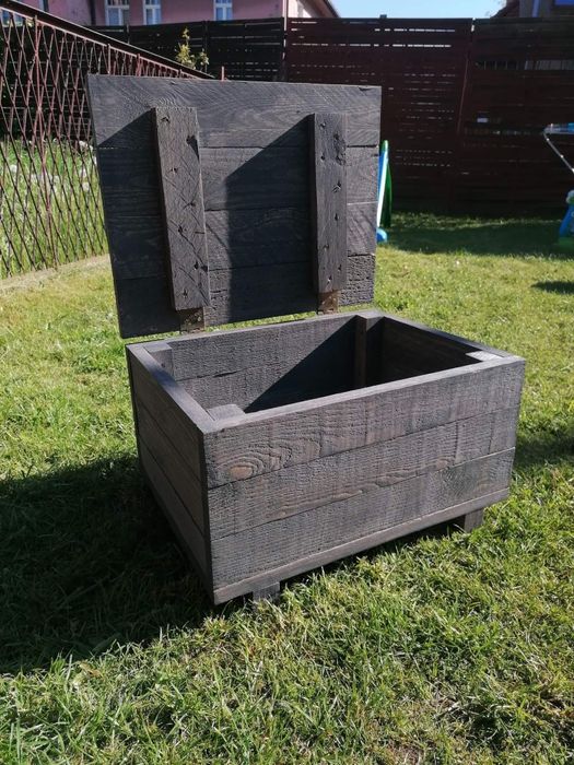 Drewniana skrzynia do ogrodu