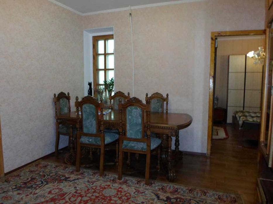 Продаж  4-х кімнатної квартири на Дзержинці