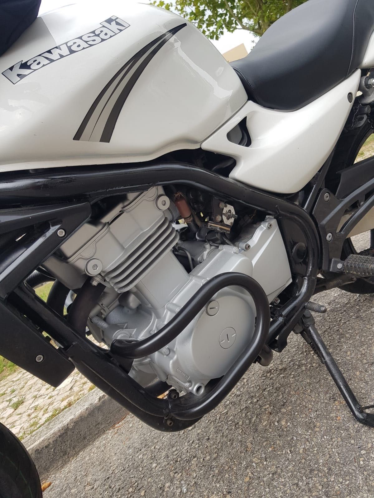 Kawasaki ER5 com algumas marcas de uso normal pela idade da moto
