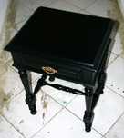 Antiga mesa de apoio para telefone fixo, TV ou decorativa.