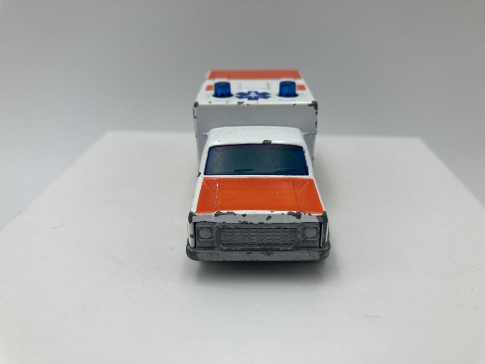 Matchbox 1977 Chevy Ambulance White & Orange karetka